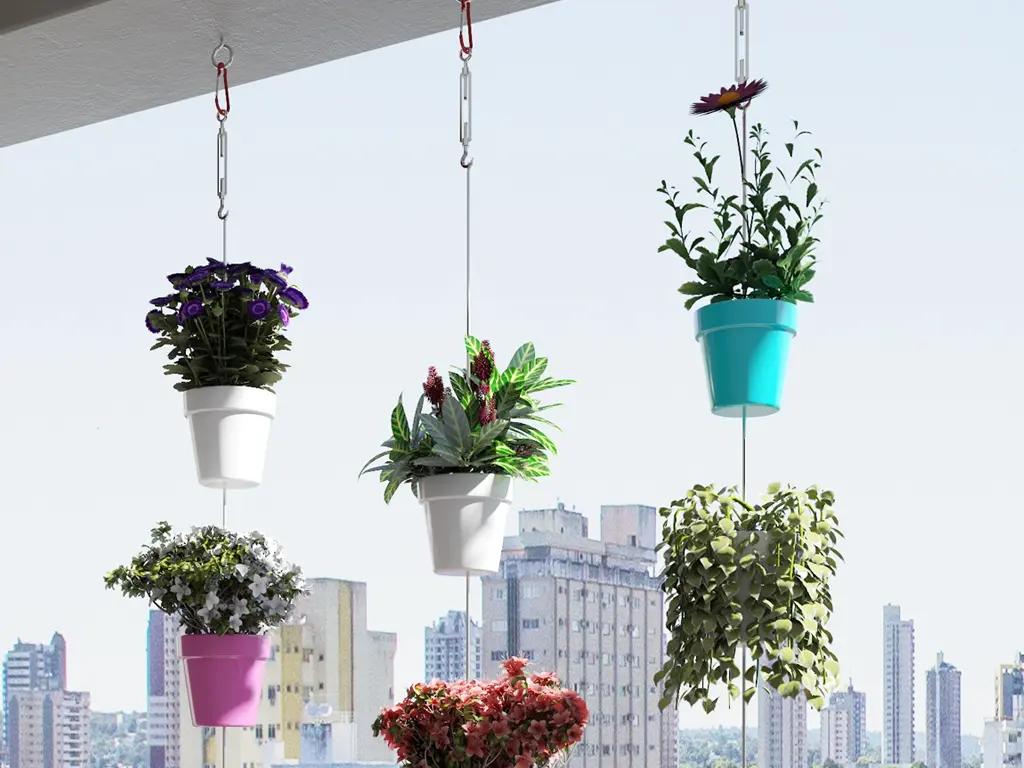 Jardim vertical em uma varanda com diversas plantas verdes