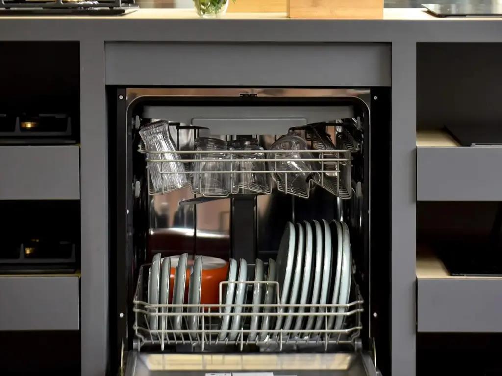Cozinha moderna com eletrodomésticos funcionais.