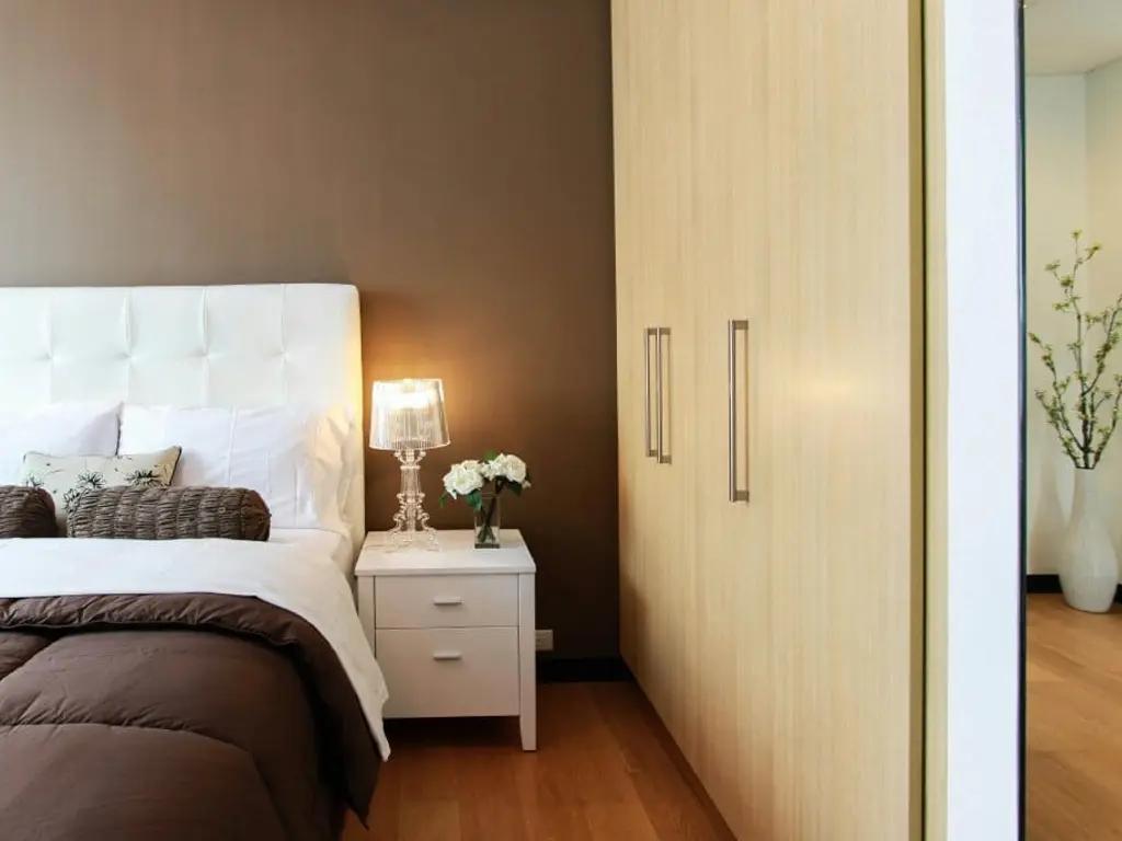 Ambiente pequeno e decorado de forma funcional e estilosa